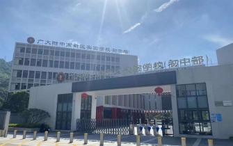广大附中高新区实验学校上线德生双屏访客一体机
